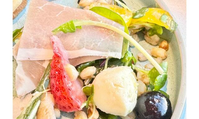 【レストラン グランサンク 前菜メニュー】フランス産生ハムといちごのサラダにはモッツアレラチーズやオリーブも