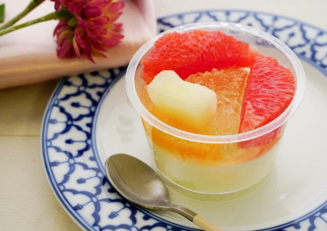 【成城石井の自家製デザート売上ランキング 6位】「成城石井自家製 フレッシュ柑橘とメロンの杏仁豆腐」431円（税込）