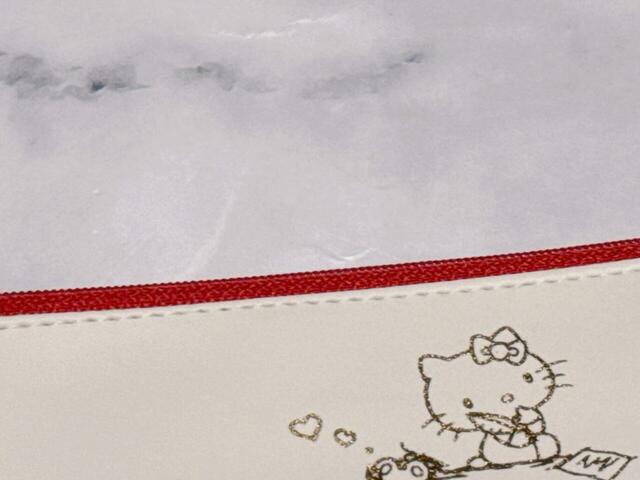 ファスナーのカラーはキティちゃんらしいレッド！