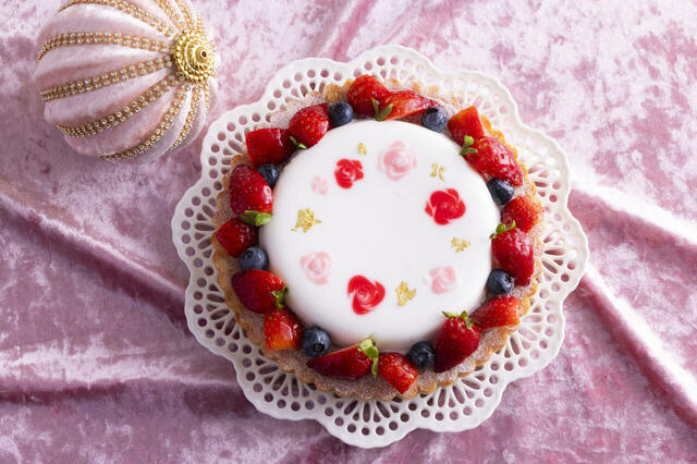 「王妃の美しきタルト」<期間:2025年11月15日~12月28日>【【ヒルトン広島】18世紀フランスの王妃の世界に浸るスイーツビュッフェ『マリー・アントワネットのロイヤルクリスマス』】