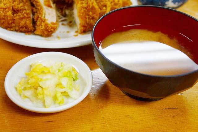 「とんかつ いちかつ」　ロースかつ定食　味噌汁はしじみ汁。白菜漬けが付くあたりも嬉しい。