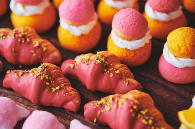 「クッキーシュークリームとピーチクロワッサン」＜期間：2025年7月25日～8月31日＞【【コンラッド大阪】アイスを自由にトッピング♪“DIYアイスクリーム“が楽しめる「ピーチ＆アイスクリームスイーツビュッフェ」開催】