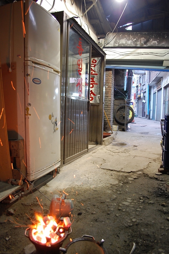 町工場の集まっている路地にある「統一チプ」。炭の火おこしが始まったら開店の合図