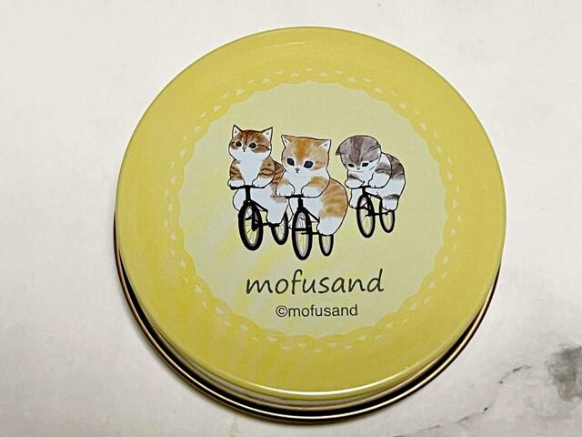 裏面にはなんと3人のにゃんこが！1番後ろの俯きがちな子が特にかわいいです♪