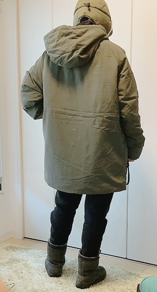 【フレイムテック(R)フラッフィーウォームTMリトルモンスターパーカー】襟部分に収納されたフードは出し入れ可能。気分や天気に合わせて使い分けられます