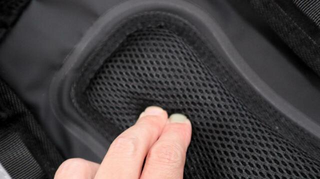 【ワークマン イージス防水メッセンジャーバッグ】背中に当たる部分はクッション状です