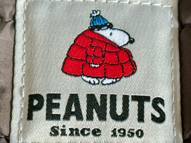 ダウンジャケットとニットビーニーを装備し、防寒スタイルがキマッているスヌーピー!大きめサイズのダウンジャケットを着こなす姿がかわいすぎる〜!