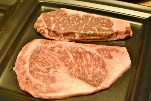 14日間熟成牛のサーロインステーキと甲州牛のサーロインステーキ