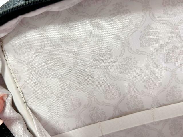 【nanakoななこがさらに本気で作った leur charme COSME POUCH BOOK BLACK】第1弾よりも汚れが目立ちにくくなった裏地。柄もかわいいですね♪