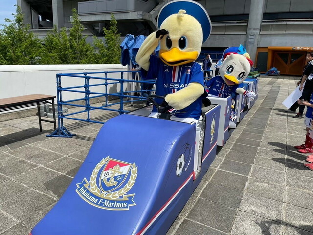 日産スタジアムでは昨年人気を博したマリノストレインが復活　©1992 Y.MARINOS