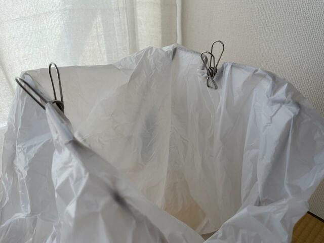 【ダイソー ワイヤーダストラック】折り曲げて引っ掛け、クリップで挟むのが◎