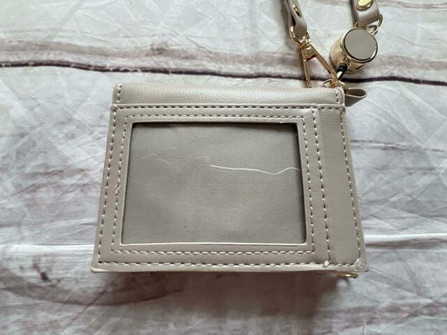 外側の背面にはクリアポケット付き