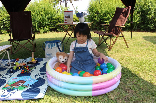 ボールプールで大はしゃぎ。