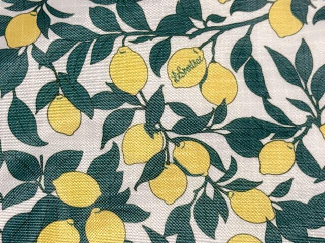 ホワイト地に深緑の葉とイエローのレモンが映える爽やかなデザイン