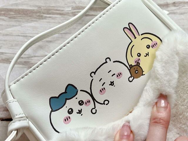 ポケットを捲ると小さなおててが見えます…！【GU（ジーユー）ショルダーポーチ Chiikawa】