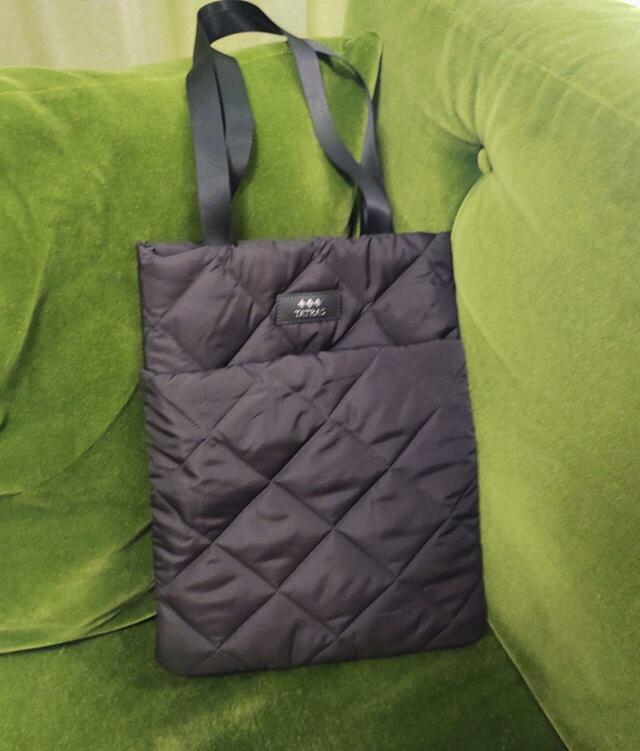 服もシーンも選ばないシックなチャコールグレーです