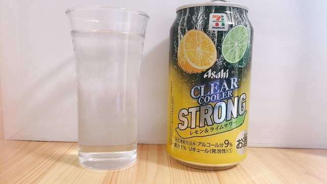 【アサヒ クリアクーラーSTRONGレモン＆ライムサワー】色は透明
