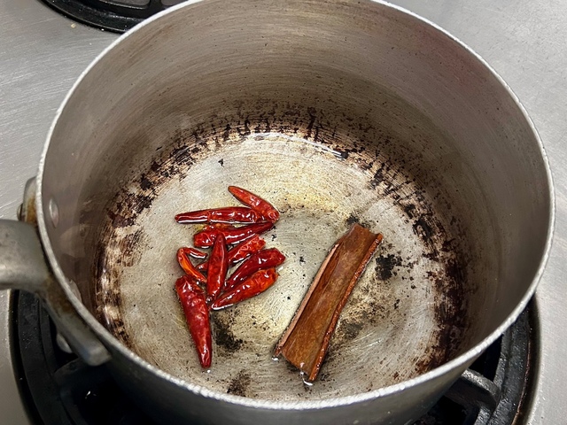 【南インド料理 葉菜hana】ホールのトウガラシと、シナモンを中火で炒めて香りを抽出する
