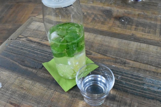 水の中にはレモン・ライム・ミントが入っている