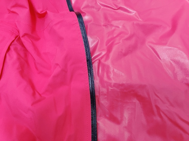 【ワークマン レディースレインジャケット STRETCH Perfect(ストレッチ パーフェクト)】止水ファスナーで雨の侵入を防ぐ