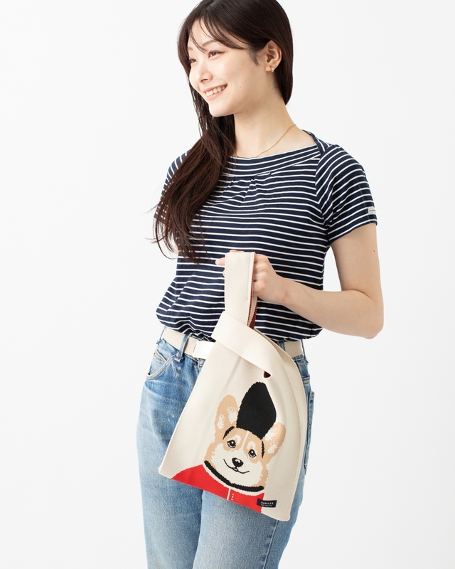 【Jubilee ニットトートバッグ イギリスデザイン/アイボリー】ニット素材の伸縮性により、見た目以上の収納力があるところも◎!