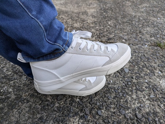 【niko and… オリジナルオーガニックレースアップスニーカー】中敷きの素材には抗菌消臭加工が施されているイオニークを使用。においの気になる時期も安心して履けます♪