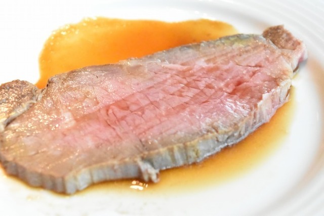 贅沢な厚みのローストビーフ