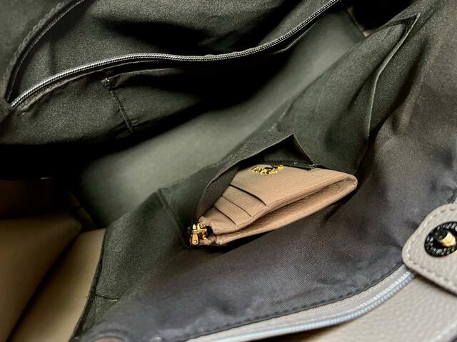 【ファッションセンターしまむら】メインの収納スペースの仕切りポケットには、ミニ財布がぴったり入ります