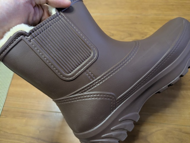 【ワークマン レディース防寒EVAレインブーツ】カラーはオフシロとダークブラウンの2種類。履き口はゴアブーツのようなデザインで、普通のショートブーツに見えます