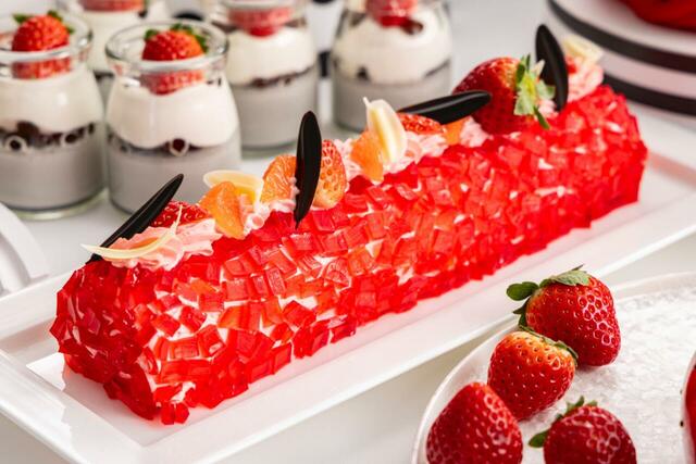 「『ストロベリーモノクロ・ガールズパーティー』スイーツビュッフェ」<期間:2025年12月27日~2026年5月上旬頃まで>【モノクロームのおしゃれ空間でいちごスイーツを満喫♪「ヒルトン東京」で“アジョリーコラボスイーツ”も楽しめる苺ビュッフェ開催!】