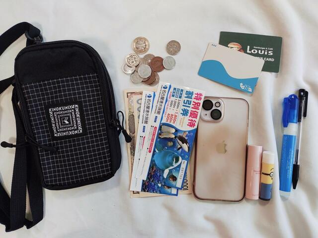 お札、携帯、コスメなどが入る