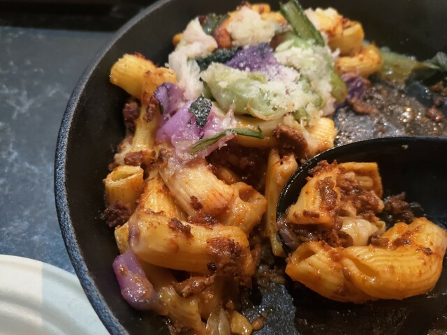 【VISION GLAMPING Resort ＆ Spa 山中湖】自家製リガトーニの鍋焼きボロネーゼ