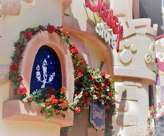 バラで装飾された窓に、ルミエールを発見! 