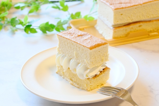 【成城石井自家製 アカシア蜂蜜の台湾風バニラカステラ】カットしていただきます！これは5分の1ほど。