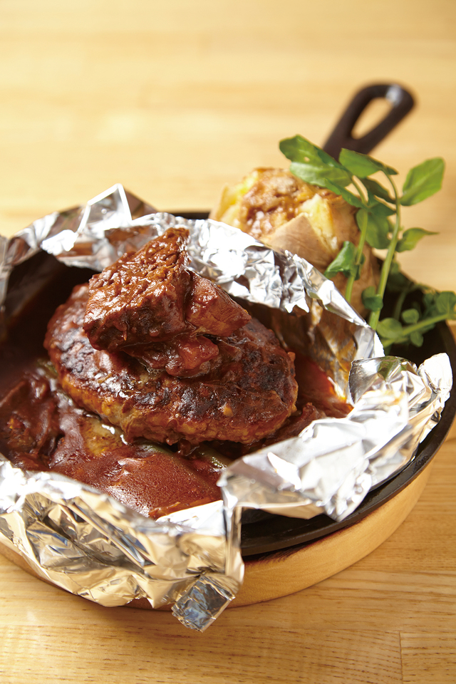 つばめ風ハンブルグステーキ 平日ランチタイム　ライスまたはパン付き1,518円／トマトサラダ、ライスまたはパン付1,628円　土日祝日 単品1,529円｜つばめグリル 大丸東京店