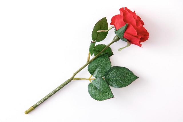 バラ造花ボールペン 1,900円｜サイズ：バラ本体H240mm×W160×H360(パッケージ入り取手除く)｜※劇団四季オフィシャルウェブショップでのお取り扱いはございません。｜劇団四季 ディズニーミュージカル『美女と野獣』東京ディズニーリゾート内舞浜アンフィシアター公演オリジナルグッズ