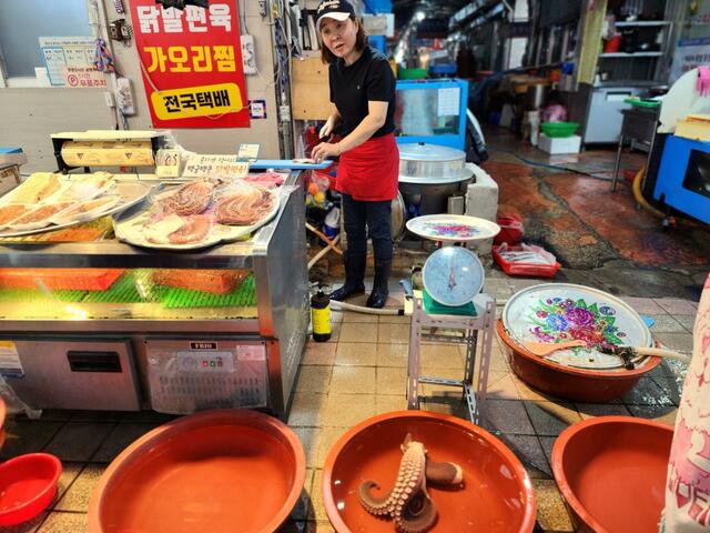 新市場でタコを商う魚屋さん