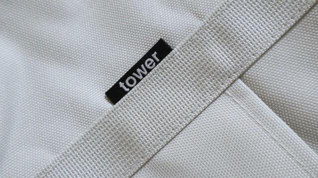 【山崎実業 tower スーパー・コンビニ弁当がそのまま入る 洗えるお弁当バッグ】ポケットの横にさりげなくtowerのロゴが♪