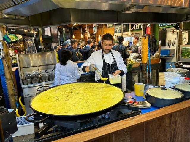 大鍋でスパイシーなスープを煮込むバラ・マーケットの料理人。鍋の中身がパエリアになったり、チキン煮込みになったりすることも