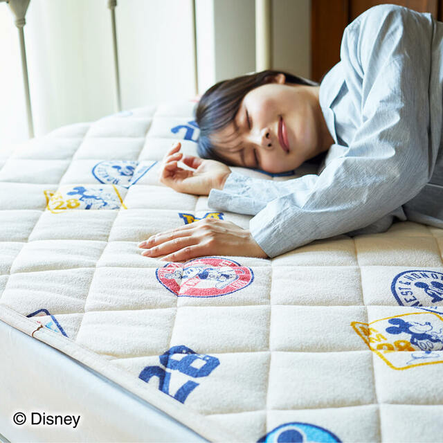 ワッペンデザインシンカーパイル敷きパッド ￥5,500｜昭和西川ディズニー寝具「Dive in Disneyシリーズ」
