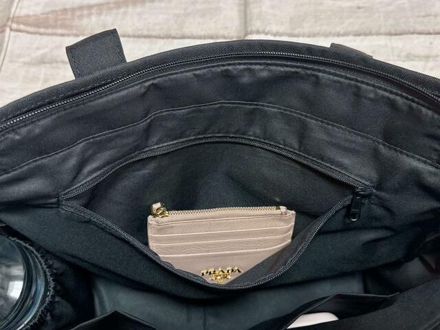 内側のファスナーポケットには財布をイン