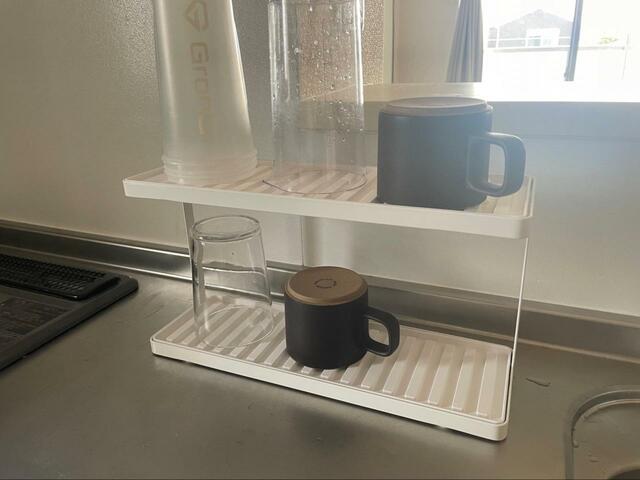 【tower（山崎実業）トレー付きジャグボトル＆グラススタンド 2段】カラーはホワイト・ブラックの2種類