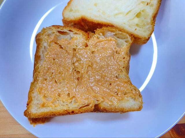 【カルディ瀬戸内海産海老使用 海老バター 100g】パンに塗って焼いてみました