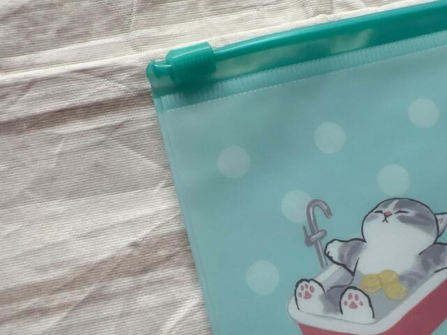 ブルーの爽やかなドット柄