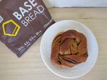 【BASE BREAD チョコレート】たんぱく質13.5g、食物繊維4.2g、鉄2.5mg、ビタミンC26mg摂れる