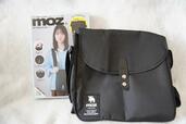 バッグとパッケージを並べたところ【moz BIG SHOULDER BAG BOOK】「moz（モズ）ビッグショルダーバッグ」価格：2,475円（税込）