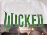 フロントに大きな「WICKED」のロゴプリント入り！