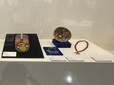 「ビーズ　―つなぐ　かざる　みせる」展示室風景
