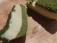 【ファミリーマート はじめは濃厚チーズなのにだんだん香り豊かな宇治抹茶ひろがる お抹茶チーズケーキ】層になっています