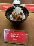 サイドメニューのイチオシは、豚角煮ライス!がっつりいきたいならぜひ。【東京ディズニーランドで見つけたメガグルメ】